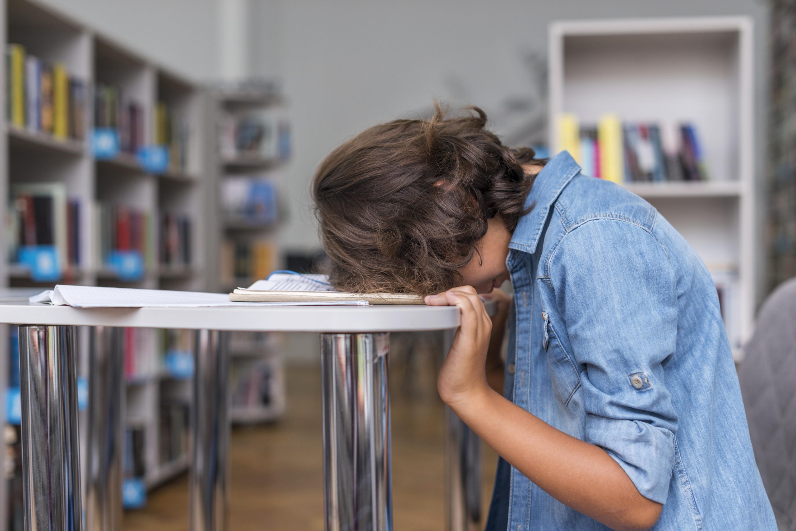 Cómo actuar ante un ataque de pánico en el aula: guía rápida para orientadores y tutores